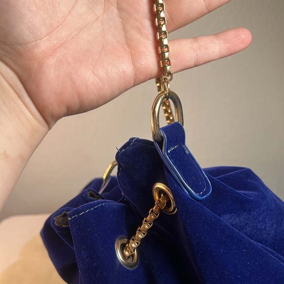 Women’s shoulder bag velvet bucket bag with gold chain drawstring in navy - Picture 9 of 12